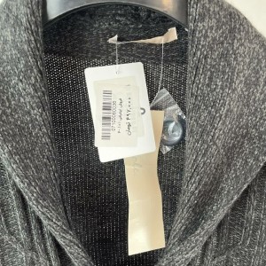 بافت زنانه مشکی با دکمه جلو – استایل راحت و شیک برای هر روز