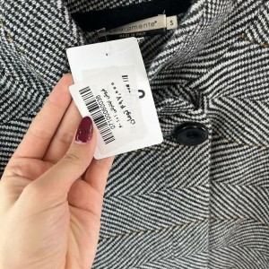 ژاکت زنانه با طرح هاشور دار مشکی و سفید