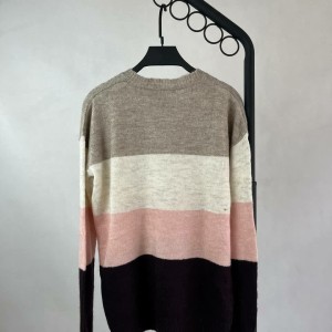 نمای پشت بافت راه راه زنانه