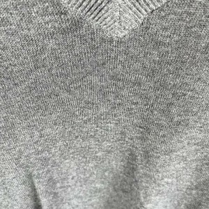 نمای نزدیک بافت یقه هفت بچگانه ذغالی تیره برند M&S