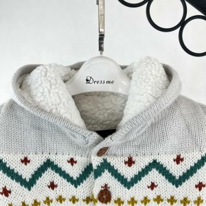 بافت کلاه‌دار طوسی با طرح اسکاندیناوی برند Nutmeg