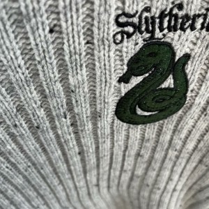 نمای نزدیک از جنس پارچه و لگو حک شده