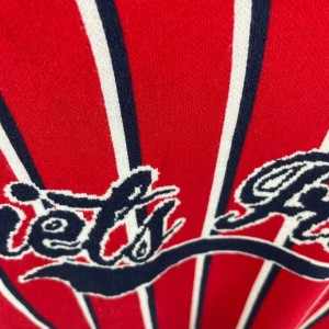 نمای نزدیک از جنس و نوشته های تیشرت