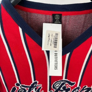 تیشرت زنانه بدون آستین قرمز راه‌راه با طراحی اسپرت