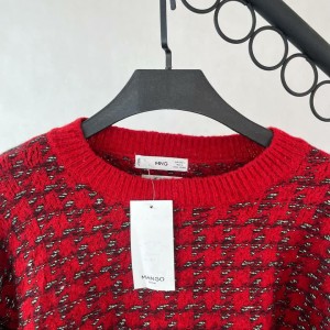 نمای یقهپولوشرت زنانه بافت قرمز رنگ شاد و متفاوت