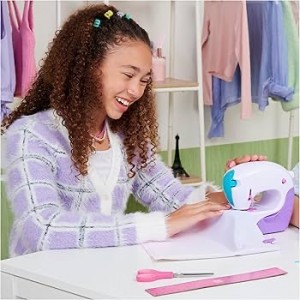 چرخ خیاطی با نخ و پارچه