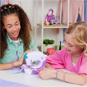 چرخ خیاطی با نخ و پارچه
