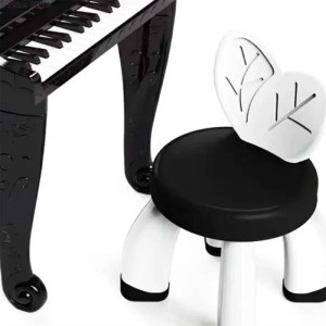پیانو با صندلی بزرگ