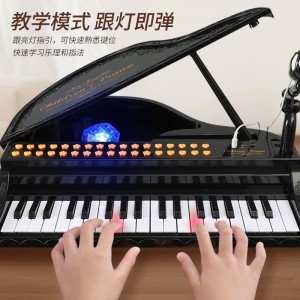 پیانو با صندلی بزرگ