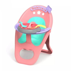 عروسک با صندلی غذا