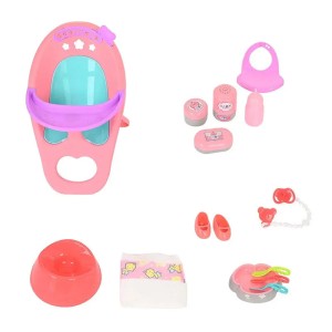 عروسک با صندلی غذا