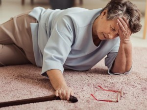 چگونه خطر زمین‌خوردن سالمندان در خانه را کاهش دهیم؟