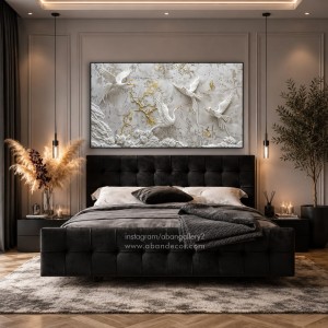 تابلو-دکوراتیو-افقی-طرح-درخت-شکوفه-و-ماه-طلایی-بالای-تخت-خواب-مشکی-در-اتاق-خواب-مدرن-با-نورپردازی-ملایم