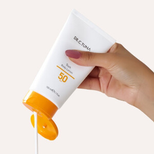 لوسیون ضد آفتاب SPF50 بی رنگ فارماسی حجم 150 میل
