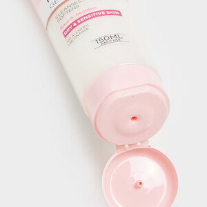 ژل شستشو آبرسان و تسکین‌دهنده لورال مدل Fine Flowers Cleansing Gel حجم 150 میل