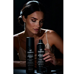 اسپری تثبیت‌کننده آرایش گابرینی مدل MAKEUP FIXING SPRAY مناسب انواع پوست ماندگاری طولانی و بدون گاز حجم ۱۵۰ میل
