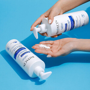 کرم مغذی و مرطوب‌کننده بدن بیوکسین مدل ATOPICARE CLINICAL مناسب پوست‌های بسیار خشک و مستعد آلرژی حجم ۵۰۰ میل