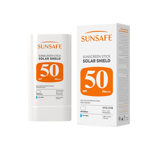 استیک ضد آفتاب بی‌رنگ و آبرسان سان سیف مدل SOLAR SHIELD با SPF50حاوی ترکیبات ضد آلودگی مناسب پوست‌های خشک وزن ۲۰ گرم