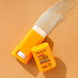 ضد آفتاب استیکی بیوکسین مدل SUNCARE با SPF50+ محافظت بسیار بالا فاقد عطر مناسب انواع پوست حجم ۱۵ گرم