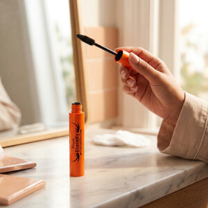 خرید ریمل رویال اترنیتی مدل False Lash with super Volume Effect، ریمل حجم‌دهنده مشکی با ماندگاری بالا