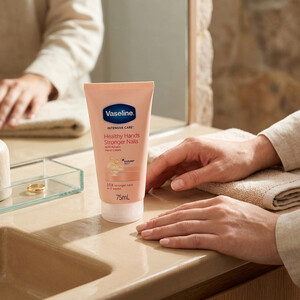 Vaseline hand and nail cream مدل Healthy Hands Stronger Nails با وازلین ژلی
