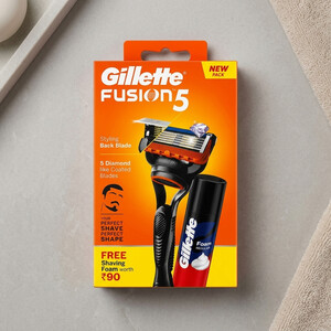 پک Gillette Fusion 5 شامل دسته خودتراش و فوم اصلاح با کف سبک