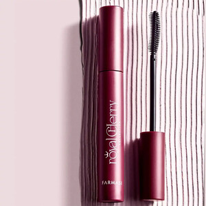 ریمل فارماسی مدل royal cherry با برس سیلیکونی خمیده برای جدا کردن مژه‌ها