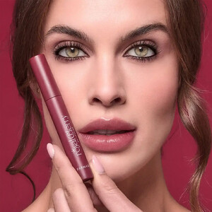 Farmasi mascara مدل royal cherry، ریمل حجم‌دهنده و فرکننده مژه
