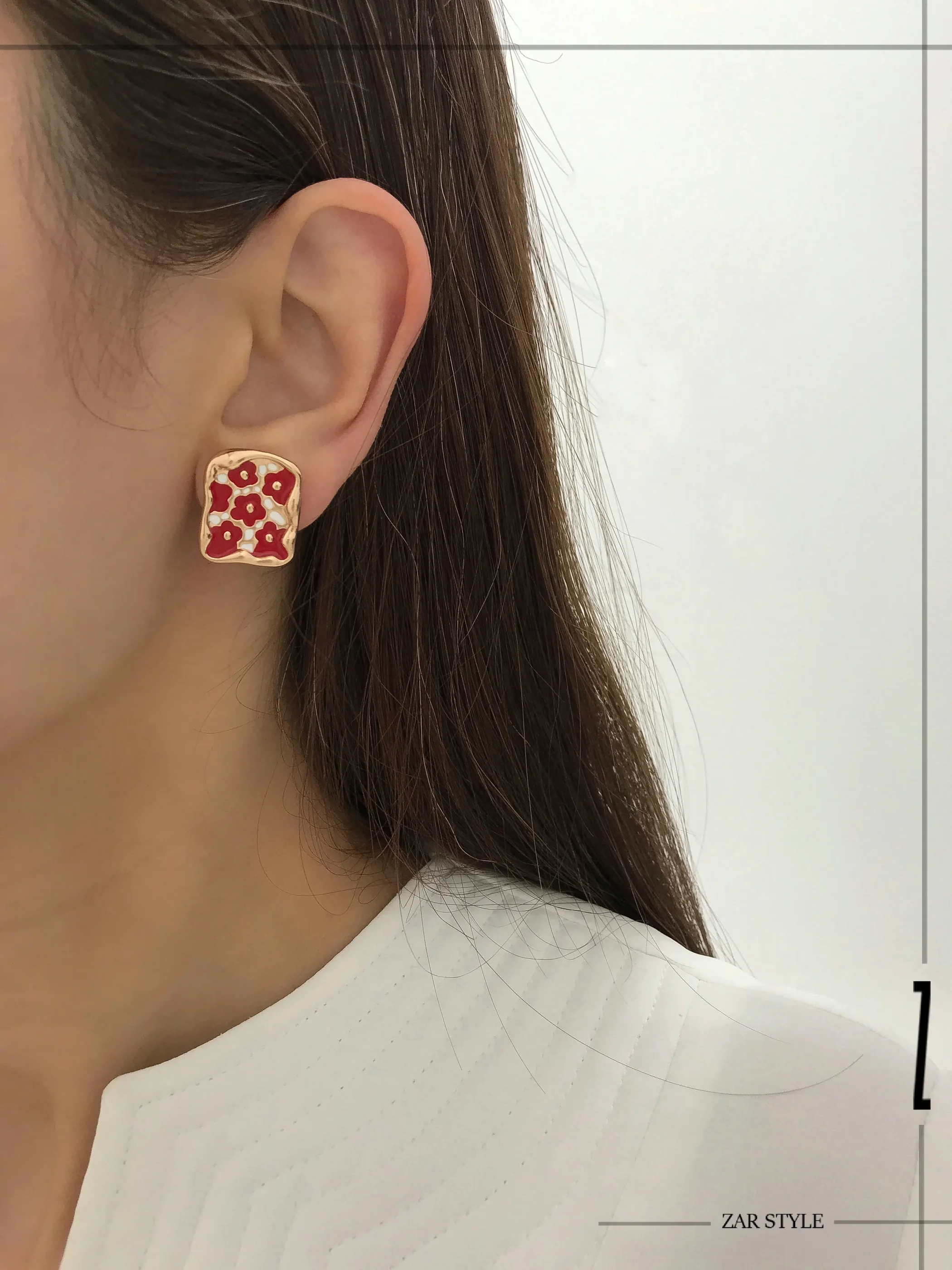 گوشواره مناسب موی باز طرح میناکاری