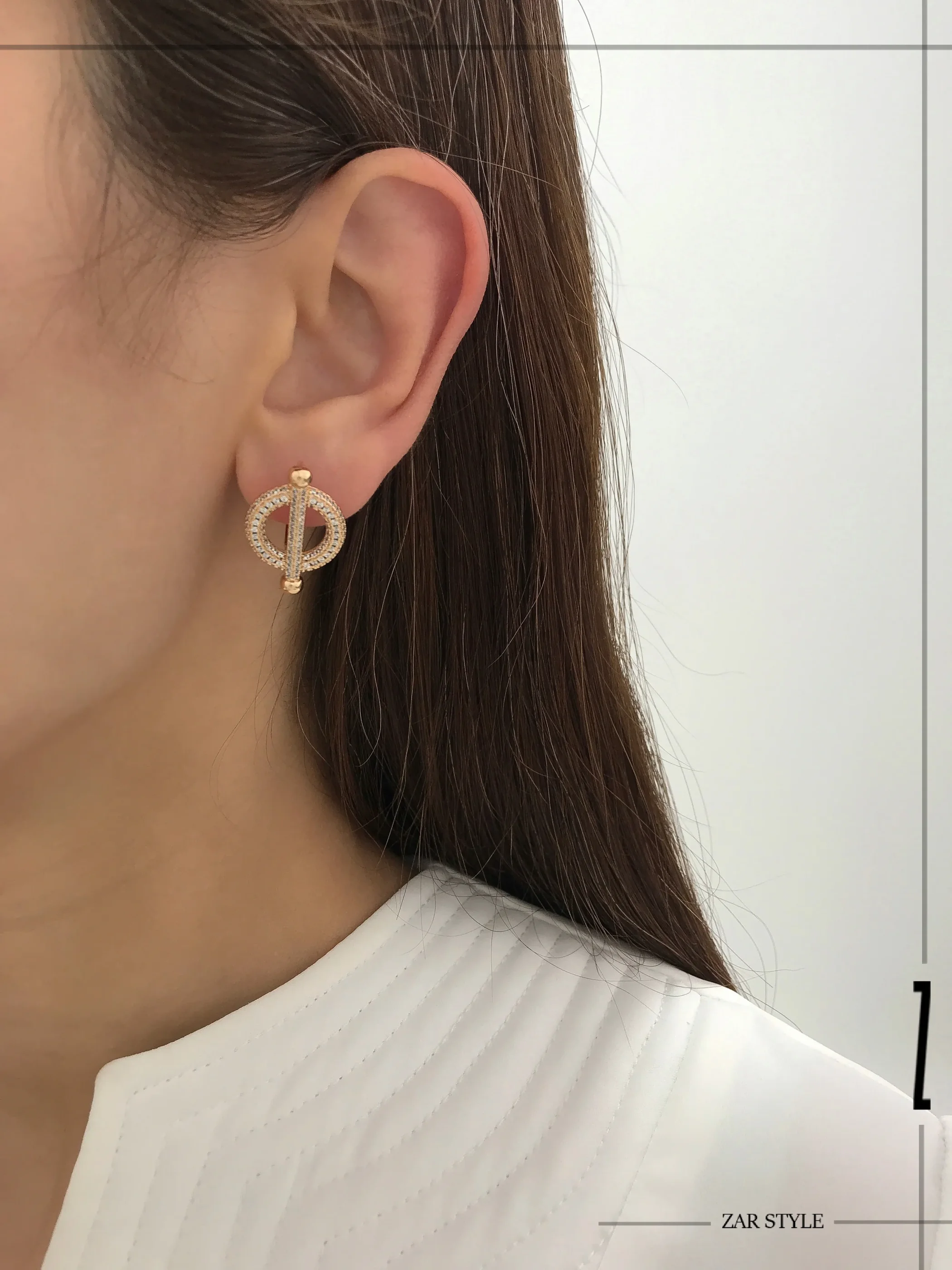 گوشواره نگین دار برای موی آزاد و باز