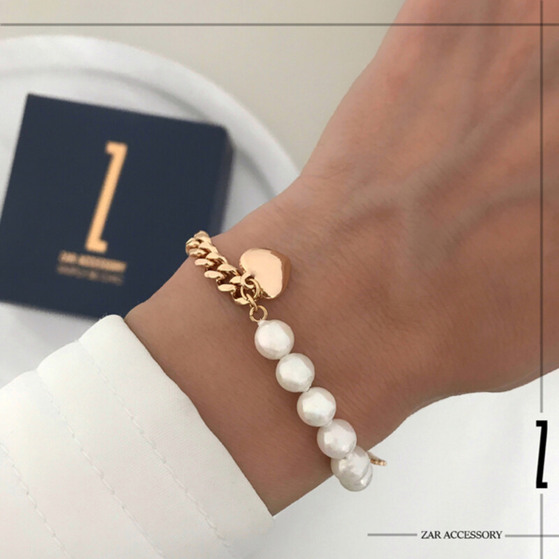 دستبند مرواریدی و کارتیه قلب آویز