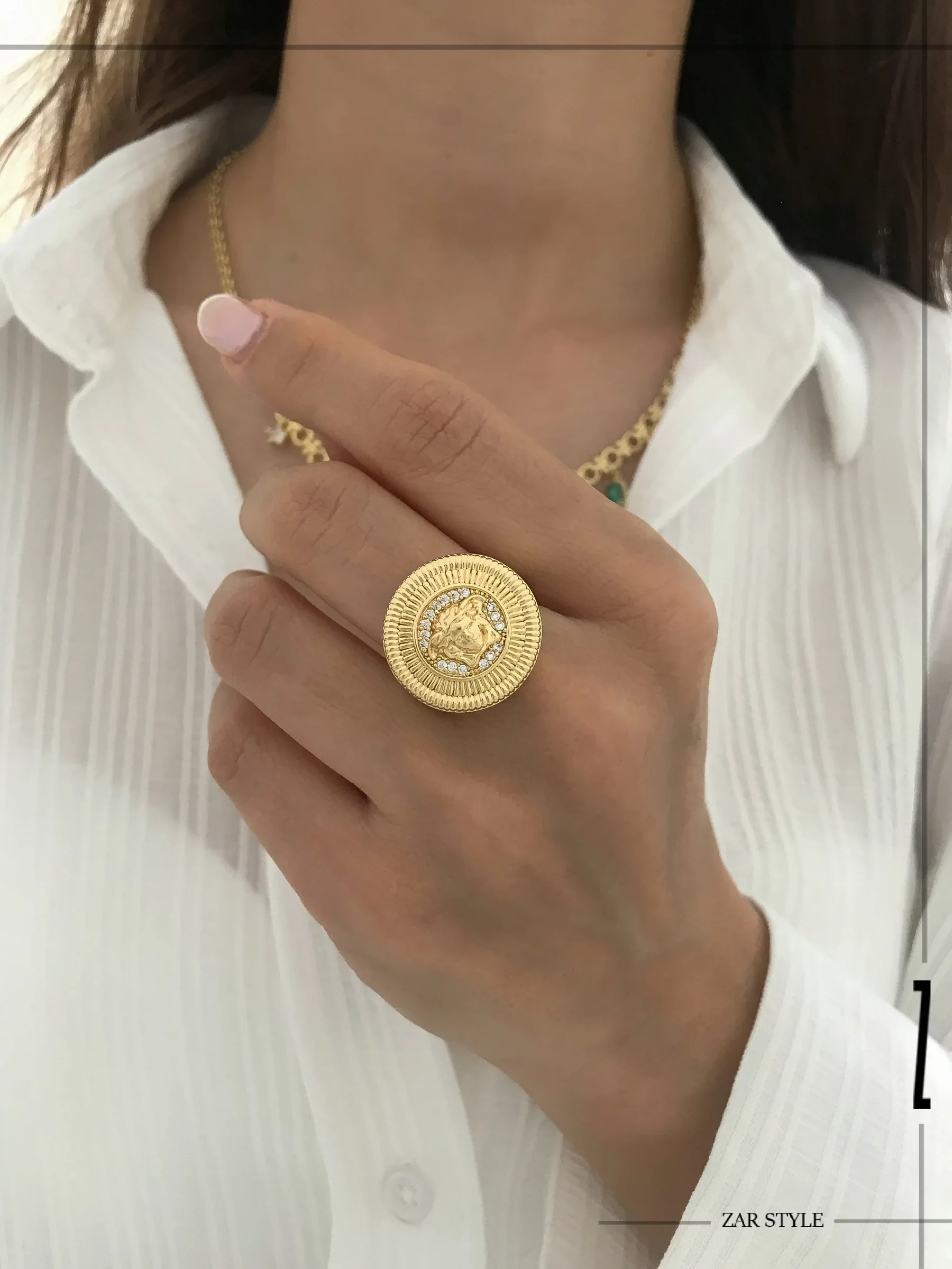 انگشتر ورساچه گرد نگین‌دار