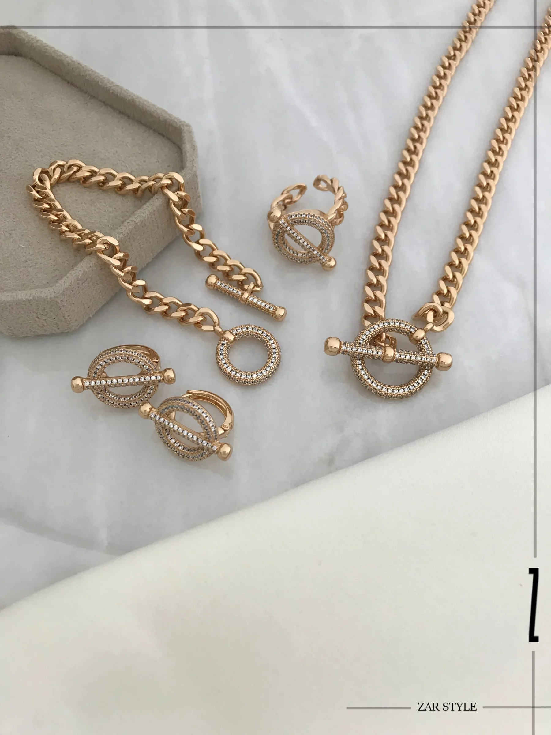 نیم‌ست کارتیه قفل تی نگین‌دار