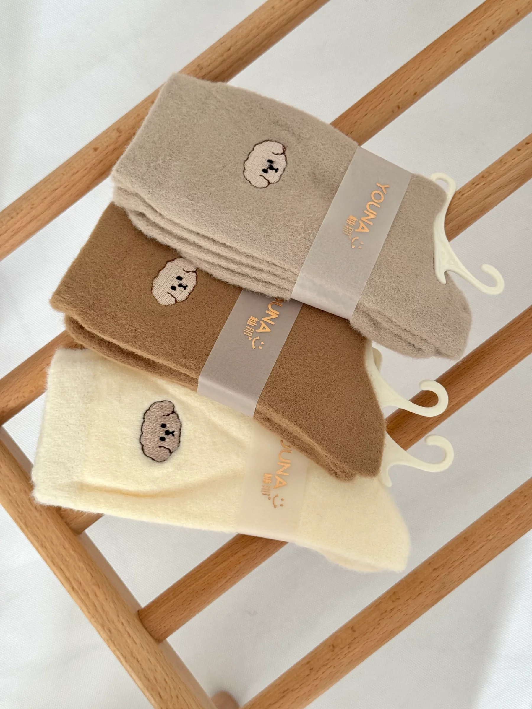 جوراب  ساق‌دار پشمی گلدوزی گوسفند