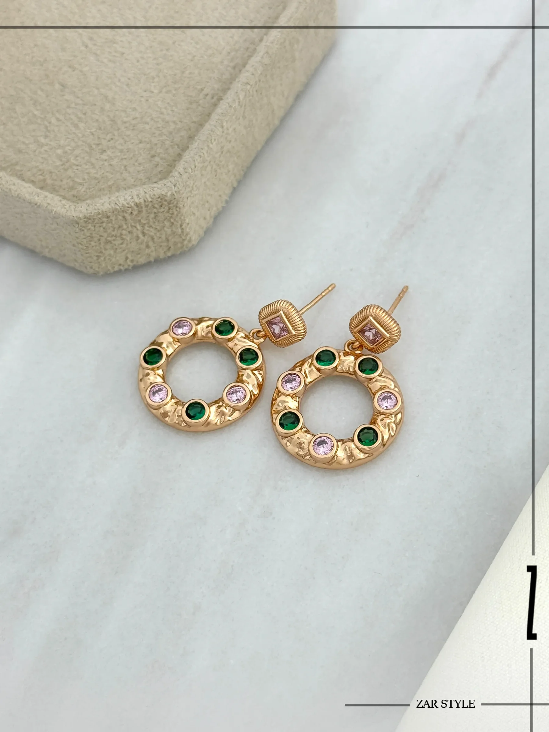 گوشواره حلقه‌ای نگین زمردی و صورتی