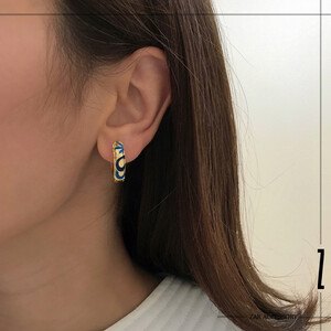 گوشواره حلقه‌ای میناکاری طرح‌دار