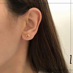 گوشواره میخی گره