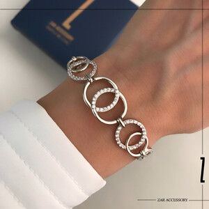 دستبند زنانه حلقه‌های متصل نگین‌دار