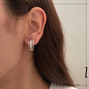 گوشواره زنانه حلقه‌ای ورساچه نگین‌دار