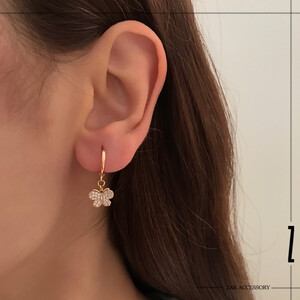 گوشواره زنانه حلقه‌ای آویز پروانه نگین‌دار