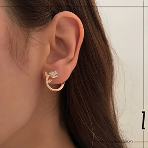 گوشواره زنانه حلقه‌ای گل رز نگین‌دار