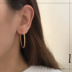 گوشواره زنانه حلقه‌ای تراش‌دار خطی