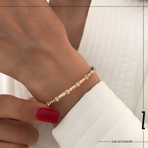 دستبند زنانه نگینی و خط