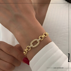 دستبند زنانه زنجیری بیضی نگین‌دار