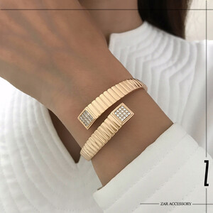 دستبند امگا نگین‌دار