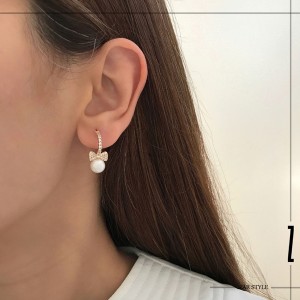 گوشواره نیمه حلقه‌ پاپیون و مروارید