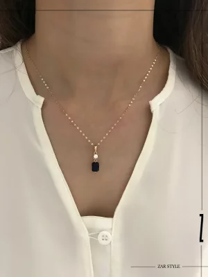 گردنبند آویز مستطیلی سورمه‌ای تک نگین‌