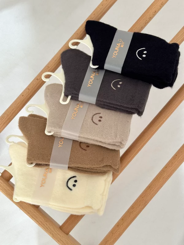 جوراب  ساق‌دار پشمی طرح لبخند