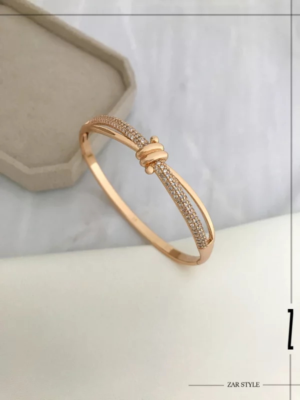 دستبند گره نگین‌دار