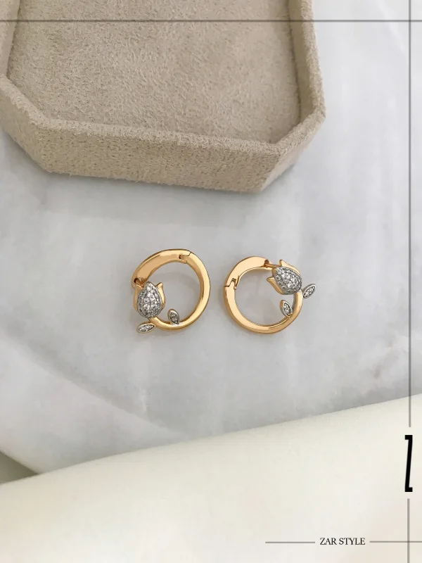 گوشواره زنانه حلقه‌ای گل رز نگین‌دار